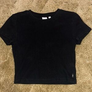 Aritzia TNA ribbed cropped black tee. Size M in women’s